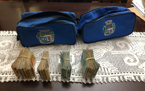 R$ 34 mil e US$ 850 apreendidos na casa do prefeito de Japeri. R$ 34 mil e US$ 850 apreendidos na casa do prefeito de Japeri. - Sputnik Brasil