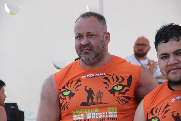 Ricardo Gevaerd Nort, atleta de mas-wrestling do Brasil e primeiro da América do Sul, participa do torneio no âmbito do Fórum Econômico Oriental 2018, em Vladivostok, em 12 de setembro - Sputnik Brasil