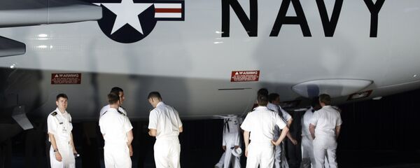 Militares da Marinah dos EUA inspecionam um Boeing P-8A Poseidon. - Sputnik Brasil