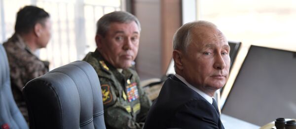 O presidente russo, Vladimir Putin, durante as manobras militares Vostok-2018 ao lado de oficiais de exército russo. - Sputnik Brasil