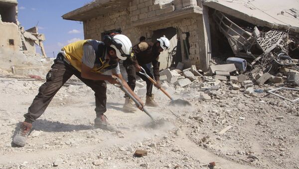 Capacetes Brancos limpando destroços de uma casa que foi atingida por um ataque aéreo do governo da Síria, em Idlib, 10 de setembro de 2010 - Sputnik Brasil