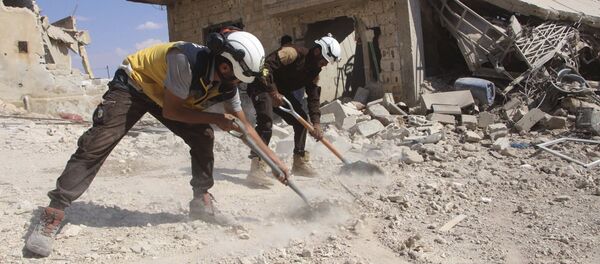Capacetes Brancos limpando destroços de uma casa que foi atingida por um ataque aéreo do governo da Síria, em Idlib, 10 de setembro de 2010 - Sputnik Brasil