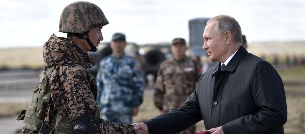 Presidente da Rússia Vladimir Putin apertando mão de um militar no polígono Tsugol Presidente da Rússia Vladimir Putin apertando mão de um militar no polígono Tsugol - Sputnik Brasil