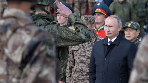 Vladimir Putin saúda militares depois do encerramento da etapa principal das manobras militares Vostok 2018, que contou com participação de russos, mongóis e chineses - Sputnik Brasil