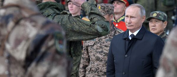 Vladimir Putin saúda militares depois do encerramento da etapa principal das manobras militares Vostok 2018, que contou com participação de russos, mongóis e chineses - Sputnik Brasil