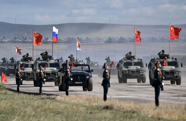 Desfile do equipamento militar que participou da etapa principal das manobras militares Vostok 2018 - Sputnik Brasil