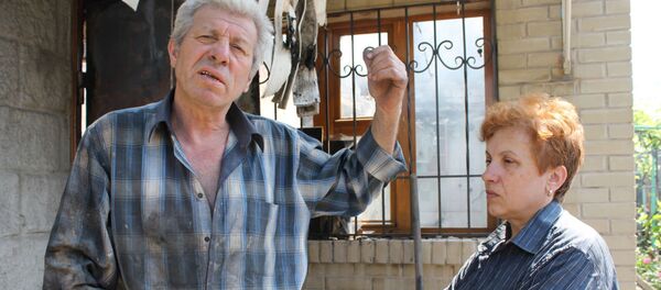 Местные жители у частного жилого дома, разрушенного в результате обстрела Октябрьского района города Донецка - Sputnik Brasil