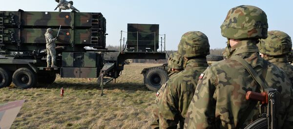 Soldados poloneses observam tropas americanas instalando uma estação de mísseis Patriot de defesa antiaérea - Sputnik Brasil