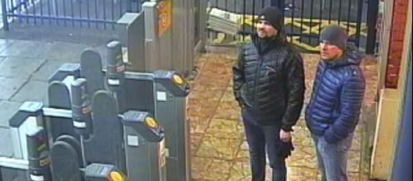 Foto de Ruslan Boshirov e Aleksandr Petrov, acusados por Londres de terem envenenado os Skripal, na estação de trem de Salisbury - Sputnik Brasil