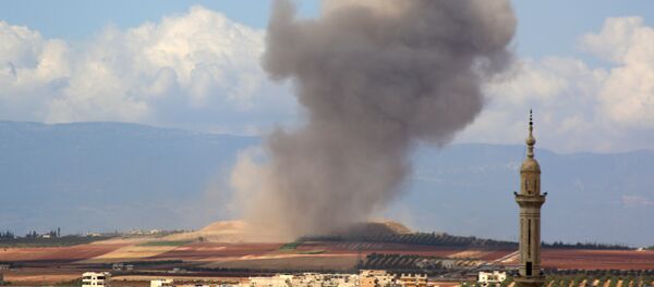 Fumaça sobe na vila síria de Kafr Ain, no sul da província de Idlib, depois de um ataque aéreo em 7 de setembro. - Sputnik Brasil