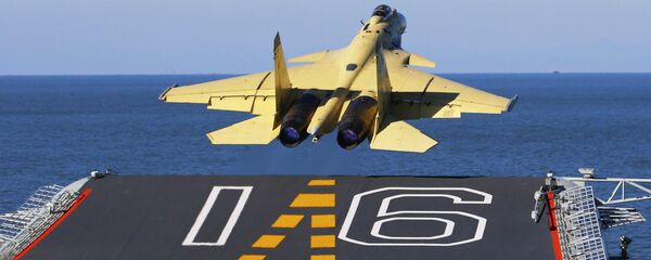 Nesta foto sem data divulgada pela Agência de Notícias Xinhua da China, disponibilizada no domingo, 25 de novembro de 2012, um jato de carga J-15 transportado por um porta-aviões decola do Liaoning. - Sputnik Brasil