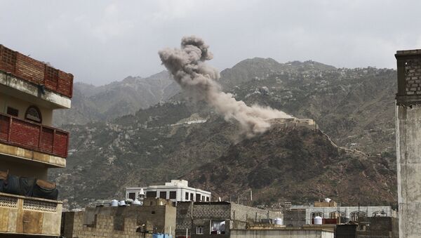 Foto de arquivo de fumaça sobe do castelo de al-Qahira após um ataque aéreo liderado pela Arábia Saudita na cidade de Taiz, Iêmen. - Sputnik Brasil