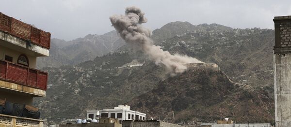Foto de arquivo de fumaça sobe do castelo de al-Qahira após um ataque aéreo liderado pela Arábia Saudita na cidade de Taiz, Iêmen. - Sputnik Brasil