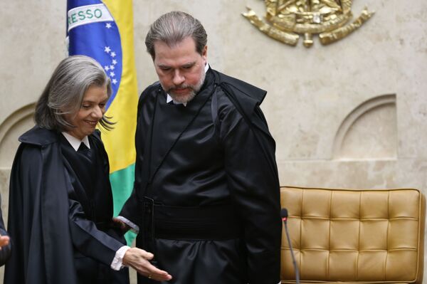 'Passaporte para volta à normalidade', diz virologista sobre obrigatoriedade de vacinação - Sputnik Brasil