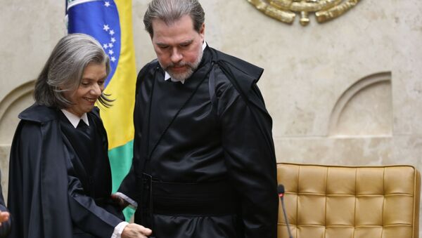 O novo presidente do Supremo Tribunal Federal (STF), ministro Dias Toffoli, e a ex-presidente da Corte ministra Cármen Lúcia, durante sessão solene de posse. - Sputnik Brasil