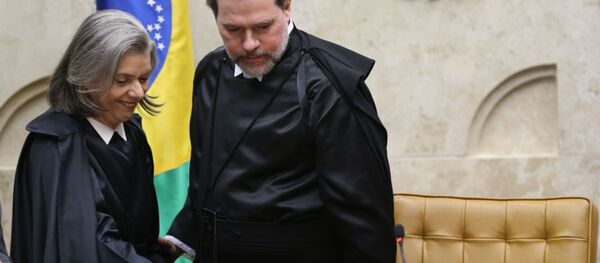 O novo presidente do Supremo Tribunal Federal (STF), ministro Dias Toffoli, e a ex-presidente da Corte ministra Cármen Lúcia, durante sessão solene de posse. - Sputnik Brasil