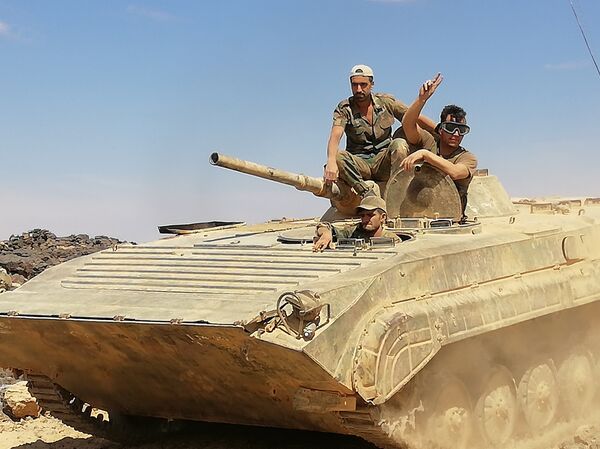  Soldados sírios durante ofensiva às colinas Tulul al Safa, no sul da Síria - Sputnik Brasil