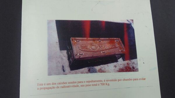 Caixão usado para enterrar uma das vítimas dentro de uma cápsula de cimento para conter propagação radioativa - Sputnik Brasil