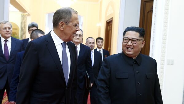 Russian Foreign Minister Sergei Lavrov, left, and North Korean leader Kim Jong Un meet in Pyongyang - Sputnik Brasil