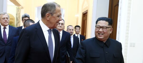 O ministro das Relações Exteriores da Rússia, Sergei Lavrov e o líder norte-coreano Kim Jong Un se encontram em Pyongyang. - Sputnik Brasil