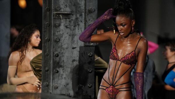 Modelos ensaiam no palco antes do desfile de lingerie Savage X Fenty, da coleção da cantora Rihanna, realizado em Nova York, EUA, em 12 de setembro de 2018 - Sputnik Brasil