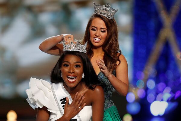 Miss Nova York, Nia Imani Franklin, recebe a tiara da ex-miss América, Cara Mund, no palco em Atlantic City, Nova Jersey, EUA, em 9 de setembro de 2018 - Sputnik Brasil