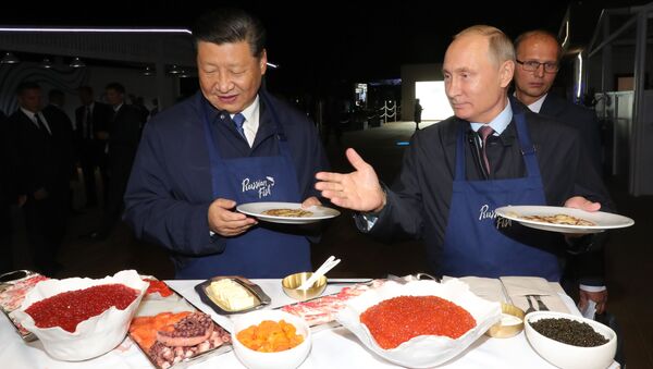 Presidente chinês Xi Jinping e presidente russo Vladimir Putin visitam exposição no âmbito do Fórum Econômico Oriental em Vladivostok, na Rússia - Sputnik Brasil