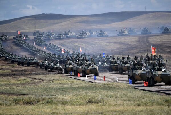 Desfile de veículos militares das manobras Vostok 2018, no polígono de testes, Rússia, em 13 de setembro de 2018 - Sputnik Brasil