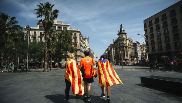 Participantes no ato de apoio à independência da Catalunha em Barcelona, em 11 de setembro - Sputnik Brasil