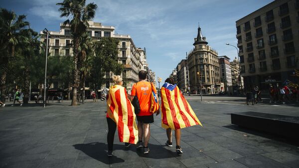 Participantes no ato de apoio à independência da Catalunha em Barcelona, em 11 de setembro - Sputnik Brasil