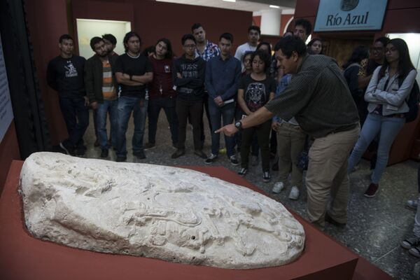 Visitantes observam altar esculpido de quase 1.500 anos no sítio arqueológico maia La Corona, localizado no departamento guatemalteco de Peten, no Museu Nacional de Arqueologia e Etnologia na Cidade da Guatemala, em 12 de setembro de 2018 Visitantes observam altar esculpido de quase 1.500 anos no sítio arqueológico maia La Corona, localizado no departamento guatemalteco de Peten, no Museu Nacional de Arqueologia e Etnologia na Cidade da Guatemala, em 12 de setembro de 2018 - Sputnik Brasil