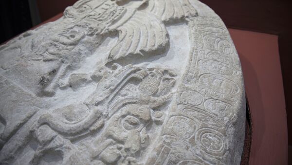 Altar de quase 1,5 mil anos encontrado no sítio arqueológico maia La Corona, localizado no departamento guatemalteco de Peten, em 12 de setembro de 2018 - Sputnik Brasil