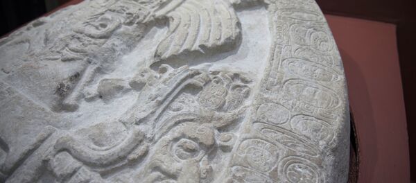 Altar de quase 1,5 mil anos encontrado no sítio arqueológico maia La Corona, localizado no departamento guatemalteco de Peten, em 12 de setembro de 2018 - Sputnik Brasil