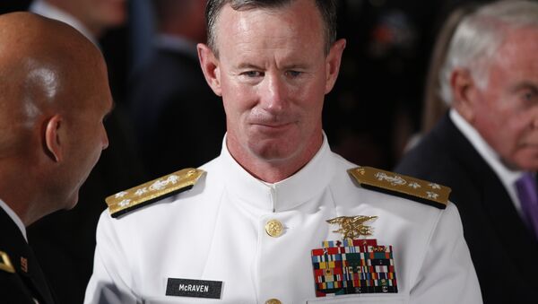 Almirante William McRaven durante uma cerimônia na Casa Branca em 2011. - Sputnik Brasil