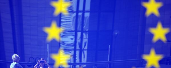 Turistas refletidos em um logotipo da UE - Sputnik Brasil