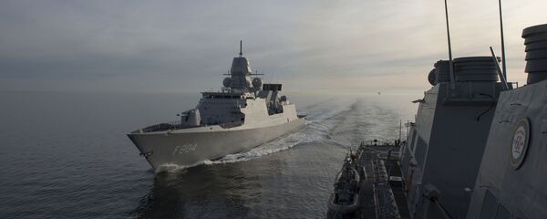 Fragata da Marinha holandesa HNLMS De Ruyter e destróier USS Carney dos EUA durante manobras Joint Warrior (foto de arquivo) - Sputnik Brasil