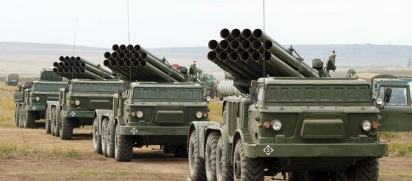 Lançadores múltiplos de foguetes russos Uragan no polígono de Tsugol (imagem referencial) - Sputnik Brasil