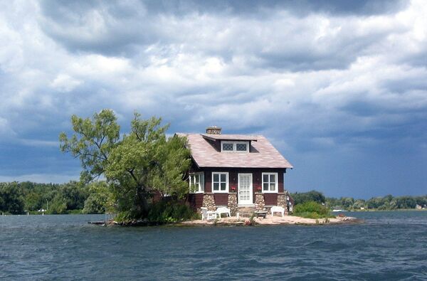 A menor ilha habitada do mundo, batizada de Just Enough Room Island (Um quarto é o suficiente, em português),  localiza-se em Alexandria Bay, Nova York - Sputnik Brasil