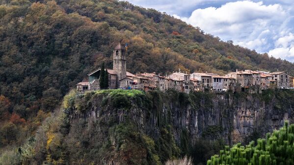 Castellfollit de la Roca é um município da Catalunha, Espanha, constituído por uma rua que está localizada em um planalto rochoso estreito - Sputnik Brasil