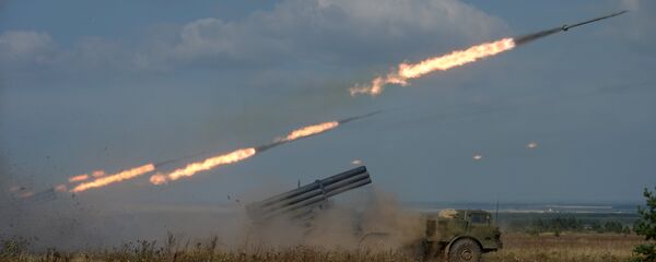 Lançadores múltiplos de foguetes russos Uragan - Sputnik Brasil