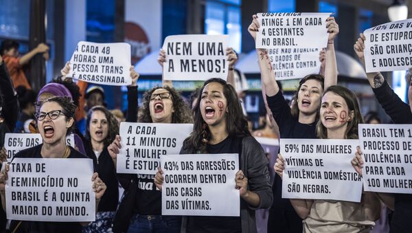 Ativistas realizam ato em luta por igualdade em Curitiba, no Dia Internacional da Mulher - Sputnik Brasil