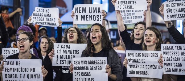 Ativistas realizam ato em luta por igualdade em Curitiba, no Dia Internacional da Mulher - Sputnik Brasil