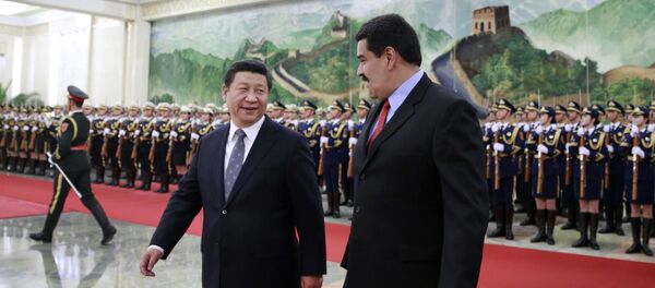 O presidente da Venezuela com o seu homólogo chinês, Xi Jinping, durante o encontro em Pequim - Sputnik Brasil