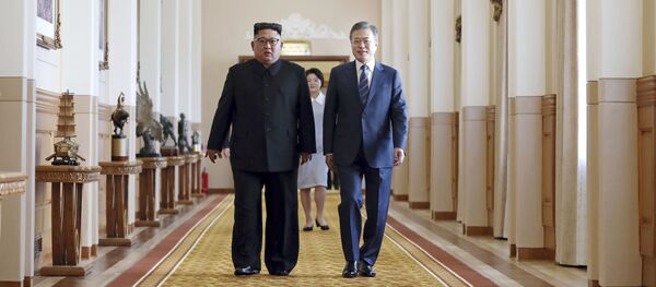 Presidente norte-coreano Kim Jong-un (esquerda) e líder sul-coreano Moon Jae-in (direita) andam juntos para assinar acordo conjunto, na capital norte-coreana de Pyongyang - Sputnik Brasil