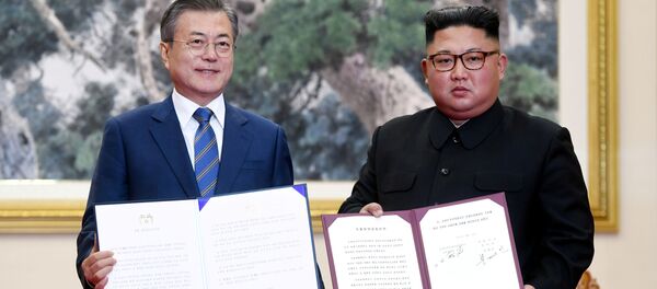 Líder sul-coreano Moon Jae-in e presidente norte-coreano, Kim Jong-un, posam para fotos com a declaração conjunta em Pyongyang, na Coreia do Norte, em 19 de setembro de 2018 - Sputnik Brasil
