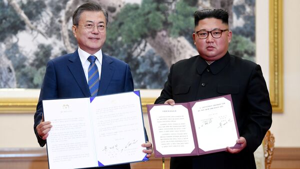Líder sul-coreano Moon Jae-in e presidente norte-coreano, Kim Jong-un, posam para fotos com a declaração conjunta em Pyongyang, na Coreia do Norte, em 19 de setembro de 2018 - Sputnik Brasil