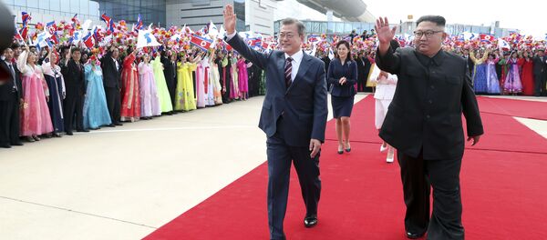 Presidente sul-coreano Moon Jae-in e líder norte-coreano, Kim Jong-un, durante cerimônia de boas-vindas no Aeroporto Internacional Sunn em Pyongyang, na Coreia do Norte - Sputnik Brasil