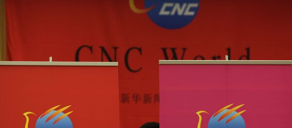 Um funcionário chinês da China Xinhua News Network Corp. (CNC) capturado durante uma conferência de imprensa sobre o lançamento de seu canal de televisão global, em língua inglesa (arquivo) - Sputnik Brasil