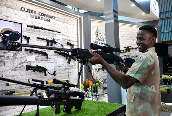 Visitante na Conferência Internacional e exposição de armamentos e equipamentos militares na base da Força Aérea africana em Pretória - Sputnik Brasil