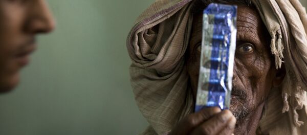 Tuberculoso segurando medicamentos no hospital Lal Bahadur Shastri, na cidade indiana de Varanasi, 13 de março de 2018 - Sputnik Brasil